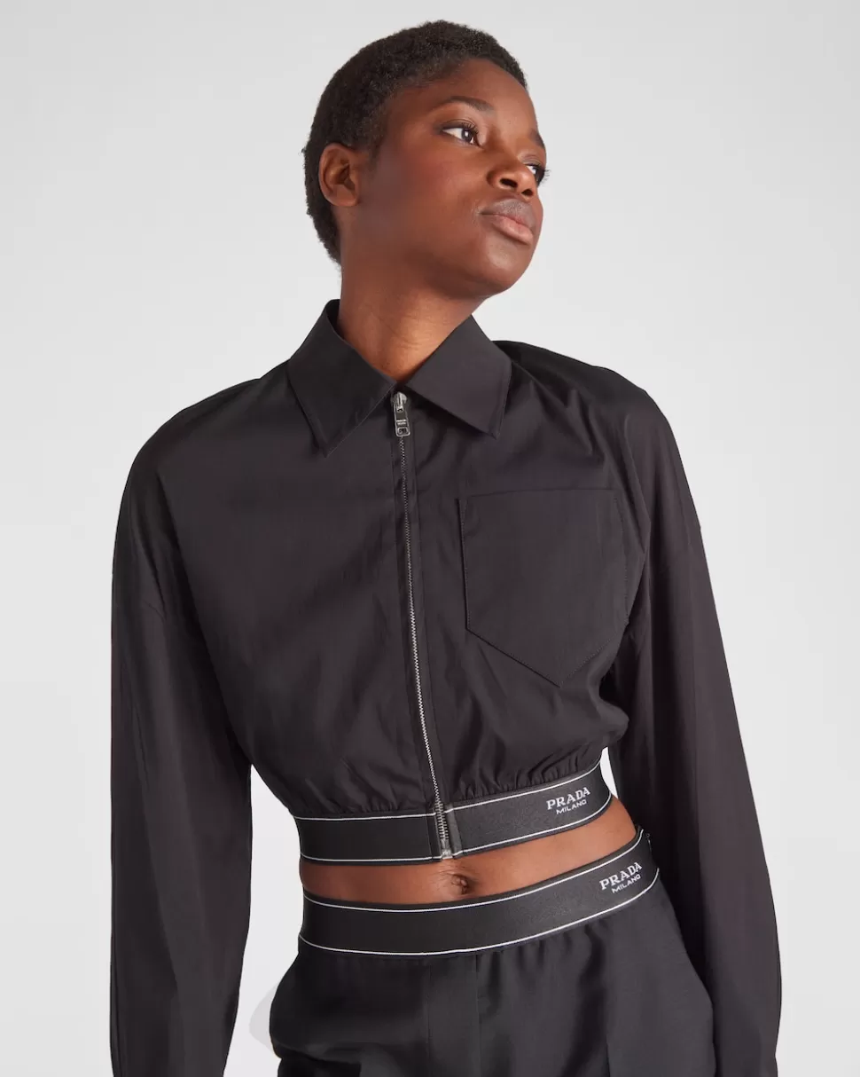 chaqueta_corta_en_popeln_elstico_284658.webp Prada Chaqueta Corta En Popelín Elástico^Mujer CHAQUETAS Y ABRIGOS