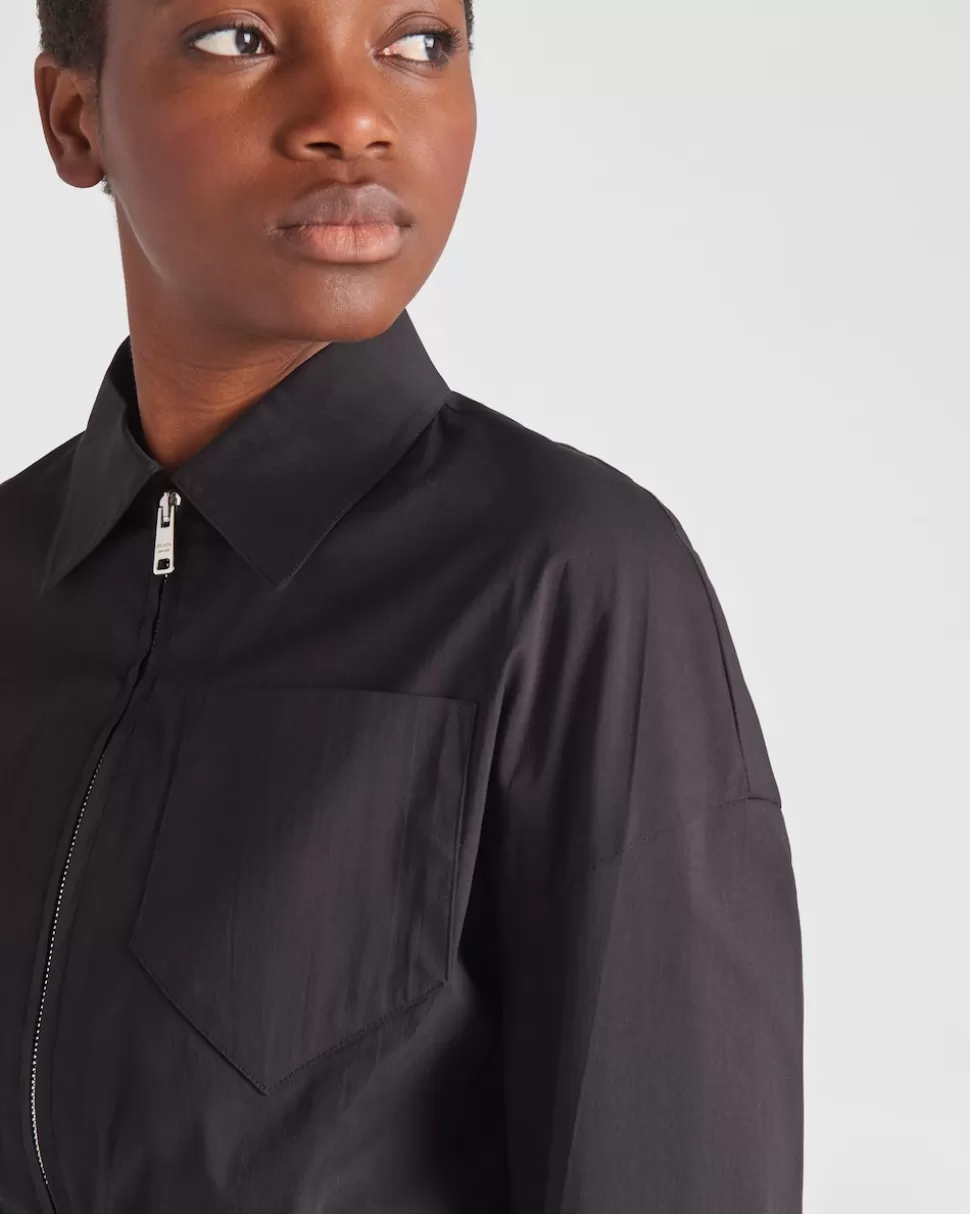 chaqueta_corta_en_popeln_elstico_284660.webp Prada Chaqueta Corta En Popelín Elástico^Mujer CHAQUETAS Y ABRIGOS